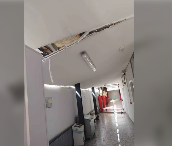 CorriereUniv's tweet photo. #Crolla il #controsoffitto all’istituto #Meucci #firenze. Gli #studenti: “Siamo dei miracolati” https://t.co/5vnJ78yftT https://t.co/M3nBFffdog