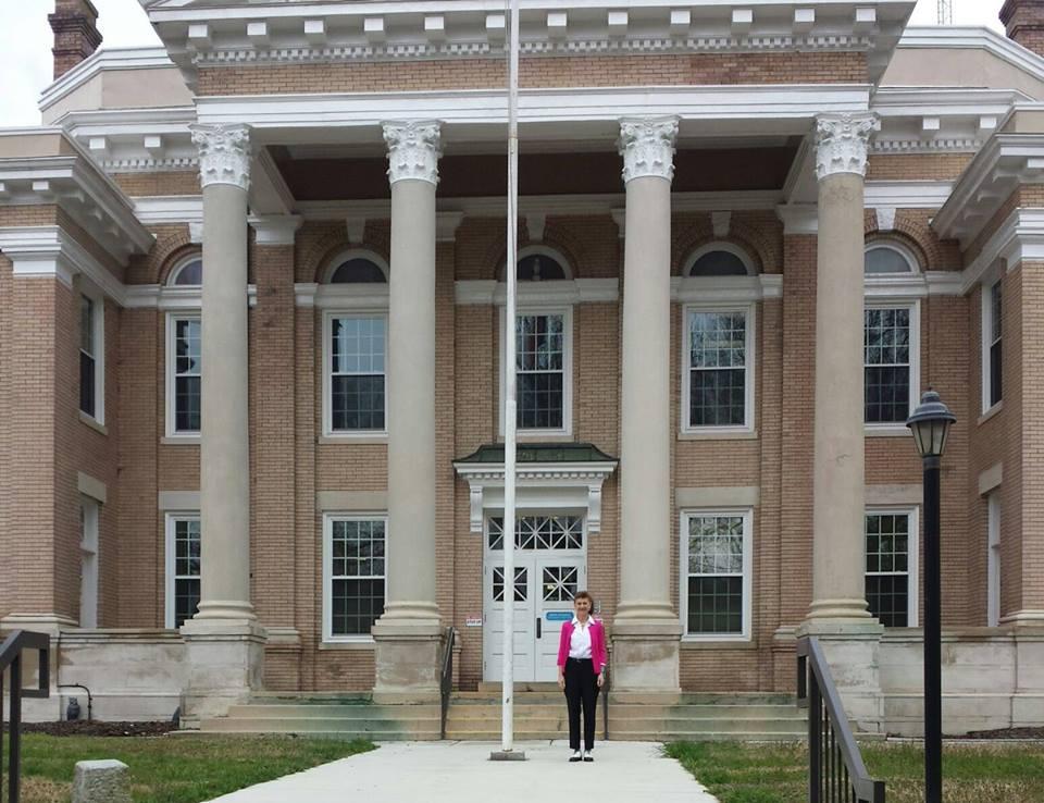 NCgoldenLEAF's tweet photo. Program Officer Suzanne Keil stopped by the Halifax County Courthouse recently. @NCgoldenLEAF has awarded 3 grants to #HalifaxCounty totaling $800K to support #economicdevelopment projects. #GLF20th #LEAFprints #jobs https://t.co/2st62ZTd7j