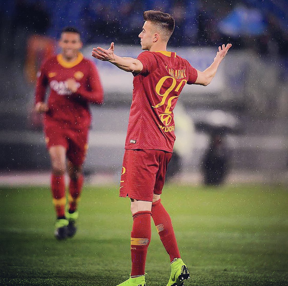 OfficialEl92's tweet photo. Segnare, vincere e indossare la fascia da Capitano. Tutto nel giorno della partita N. 💯 con la maglia dell’ @officialasroma .
È stato un onore e un’emozione che non dimenticherò 🙌🏼🔶🔴 https://t.co/t24QS7F3gE