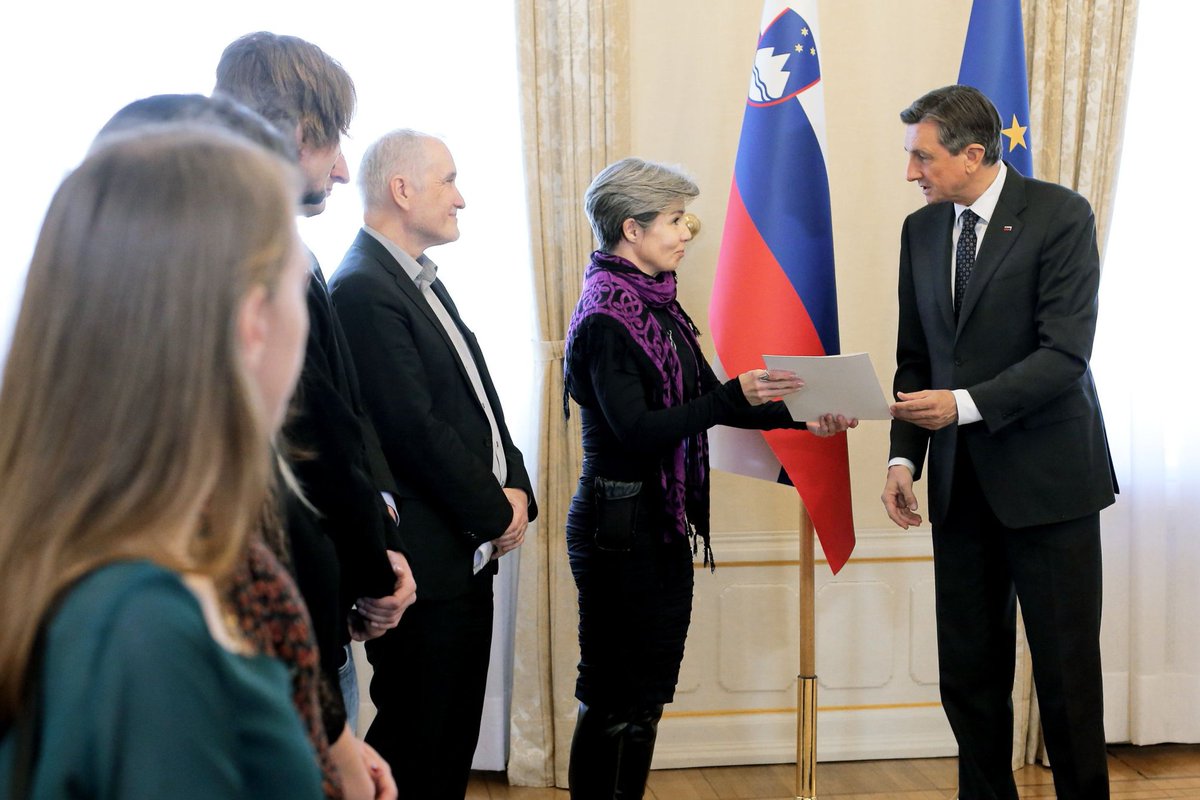 Sinapsa_'s tweet photo. Danes je predsednik Republike Slovenije Borut Pahor sprejel predstavnike Slovenskega društva za nevroznanost SiNAPSA in jim izročil listino o prevzemu častnega pokroviteljstva nad slovesnostmi ob mednarodnem tednu možganov in obeležitvi slovenskega dneva možganov. https://t.co/SImA7V5nB9