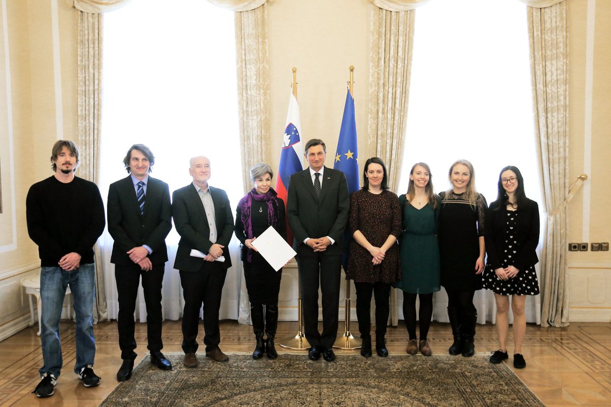 Sinapsa_'s tweet photo. Danes je predsednik Republike Slovenije Borut Pahor sprejel predstavnike Slovenskega društva za nevroznanost SiNAPSA in jim izročil listino o prevzemu častnega pokroviteljstva nad slovesnostmi ob mednarodnem tednu možganov in obeležitvi slovenskega dneva možganov. https://t.co/SImA7V5nB9