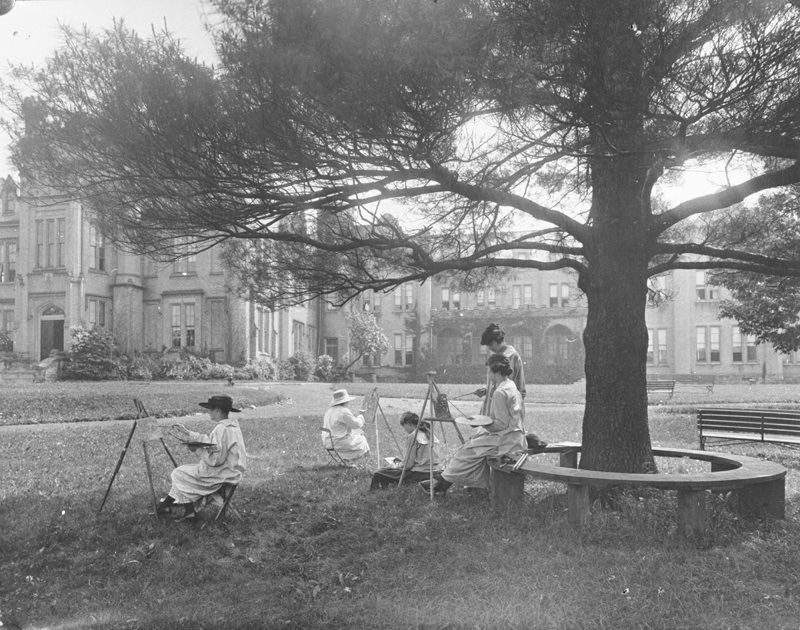 #CastleFacts: Nelson Gilbert Reynolds lived at <a href="/trafalgarcastle/">Trafalgar Castle School</a> until 1874 when he sold the land and the Castle to the Methodist Church of Canada. It was then converted into a school for young women known as the Ontario Ladies’ College. (Photo c.1919) 
🎟: …yorscommunityfundraiser.eventbrite.ca