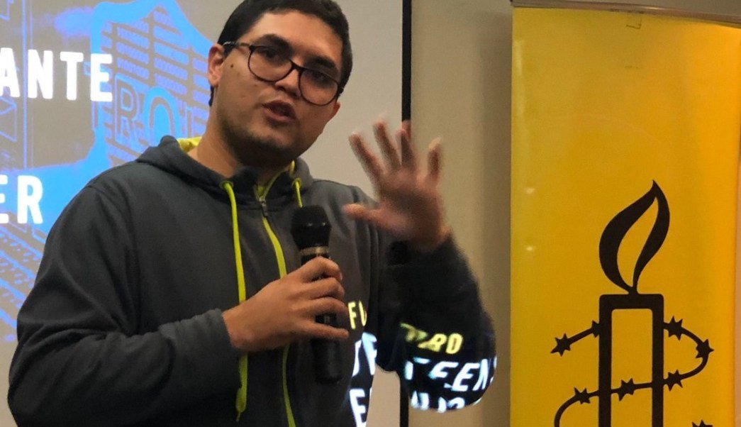 EmbCanVenezuela's tweet photo. La libertad de expresión estuvo nuevamente bajo asedio con la detención arbitraria de @LuisCarlos, a quien se trata de responsabilizar por el trágico apagón que afecta todos los ciudadanos en #Venezuela. Hacemos un llamado para su liberación inmediata. #SeHablaDDHH https://t.co/Xkn9wneXQx