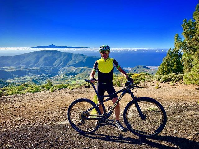 ProtekSpain's tweet photo. "Tocando el cielo". Desde Los Pinos de Galdar, Gran Canaria, viendo El Teide, Tenerife. https://t.co/40cAjhgP5z https://t.co/HPGM1syANm