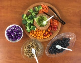FHCNeuro's tweet image. A balanced diet (moderate consumption of healthy fats &amp;amp; carbohydrates, rich in fruits &amp;amp; veggies, low in salt) reduces the risk of brain-disabling diseases such as stroke and diabetes. FHCers are enjoying healthy snacks today! #HealthyBrainChallenge #BrainWeek #BrainAwarenessWeek