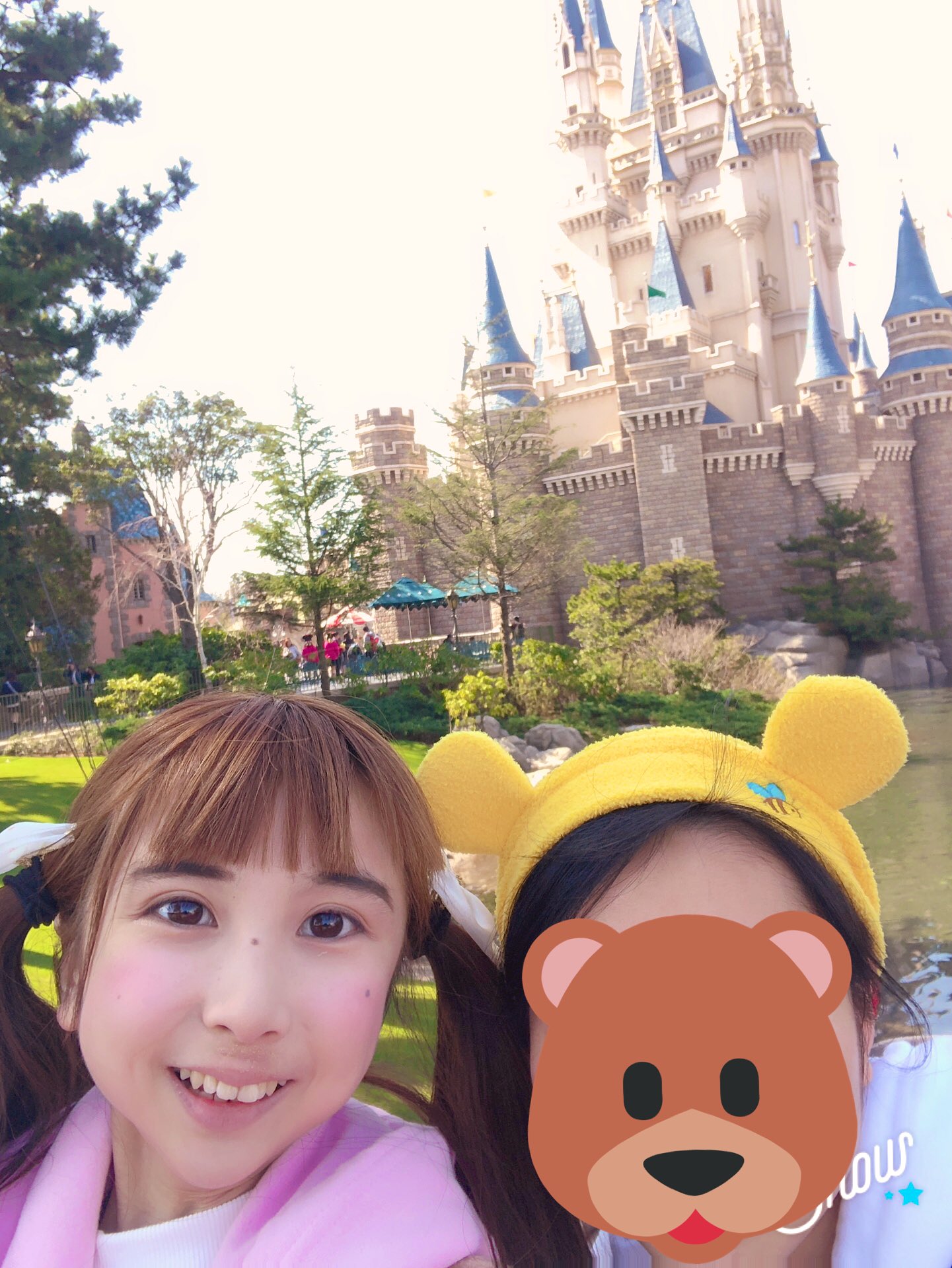 まゆか まゆちゃん ディズニーの思い出 シンデレラ城撮影 シンデレラ城の下でツーショット シンデレラ城が高すぎて 自撮りだとなかなか顔まで入りきらない ディズニーランド ディズニー 思い出 写真 シンデレラ城 仲良し