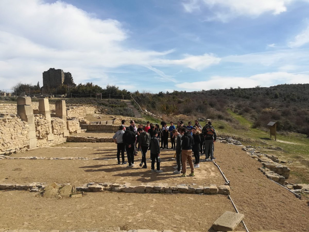 fylunav's tweet photo. Esta mañana, nuestro profesor #JavierAndreu, director del Diploma en #Arqueología y Vicedecano de Alumnos de la Facultad, ha guiado a un grupo de alumnos del colegio @SalesianosPam en su visita al yacimiento arqueológico de #SantaCriz. ¡Gracias! https://t.co/bytHxyRwgq