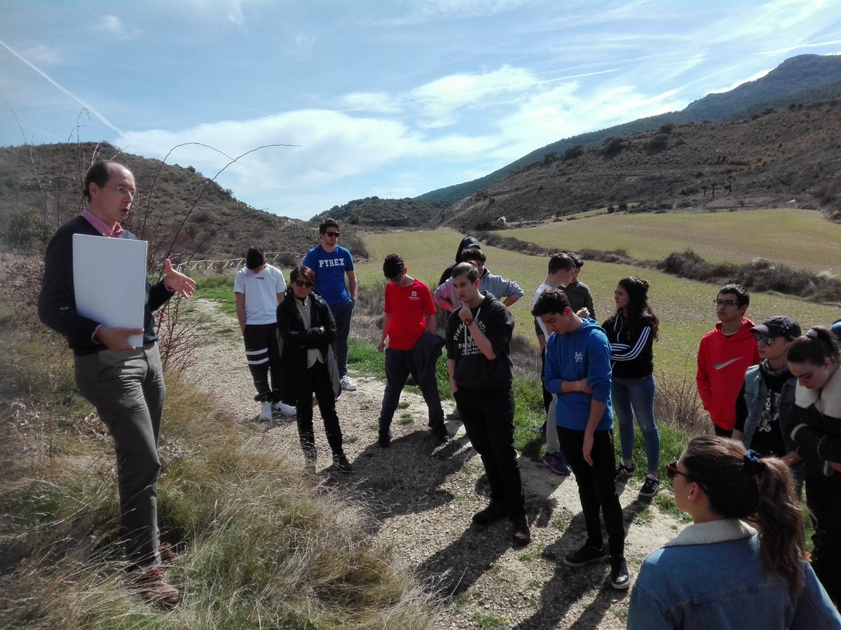 fylunav's tweet photo. Esta mañana, nuestro profesor #JavierAndreu, director del Diploma en #Arqueología y Vicedecano de Alumnos de la Facultad, ha guiado a un grupo de alumnos del colegio @SalesianosPam en su visita al yacimiento arqueológico de #SantaCriz. ¡Gracias! https://t.co/bytHxyRwgq