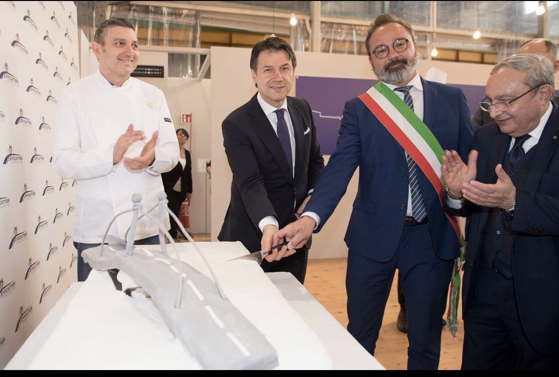 ivanscalfarotto's tweet photo. Penso che davanti a una foto di questo genere sia lecito dubitare dell’intelligenza di chi vi appare. 
Non della sensibilità, dell’umanità, del senso dell’opportunità, del buon gusto, della responsabilità o tutte queste cose insieme. 
No, proprio dell’intelligenza. 
Quella base. https://t.co/JozKnOI83U