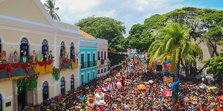 Мужчина в маскарадной маске. Карнавал в больнице. Каранавали. Маски венецианские карнавальные. Каранавали.