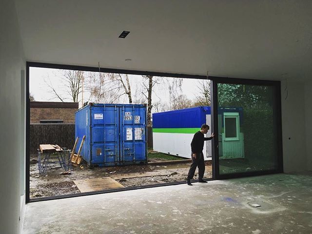 StudioM_NL's tweet photo. Met deze dubbele schuifpui van 3 meter hoog loopt de woonkamer na oplevering letterlijk over in de tuin. #Architecture #light #garden https://t.co/BLVdiC992O https://t.co/3gNLtGbOZL