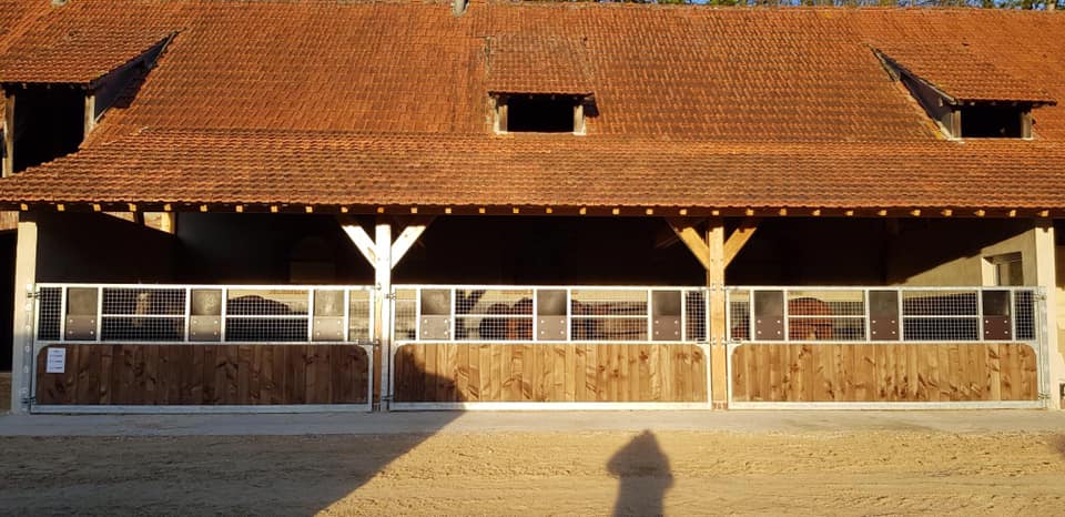 Technibelt's tweet photo. [Nouvelle réalisation TECHNIBELT]
Barrières de stabulation avec un remplissage de clins Douglas.
Équipées de trois mangeoires et trois séparations démontables en bastaings.
Fond de stabulation en bandes c/c ballantes.

#stabulation #douglas #chevaux #technibelt https://t.co/ivGe1pTwl9