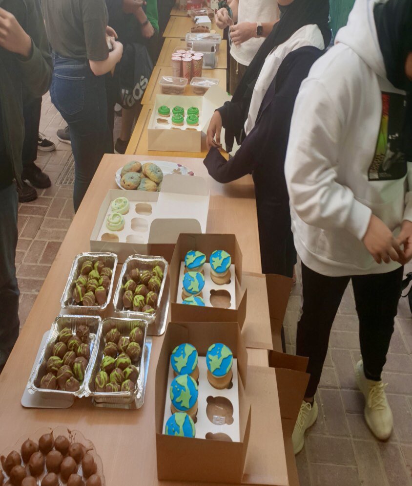 anmalik3's tweet photo. Thank you to all the staff and students for getting involved in Eco day and dressing in green, not forgetting our highlight of the afternoon the #ecofashionshow we have raised over 4000 riyals 😀 @SherborneQatar https://t.co/2aJDyprRxd