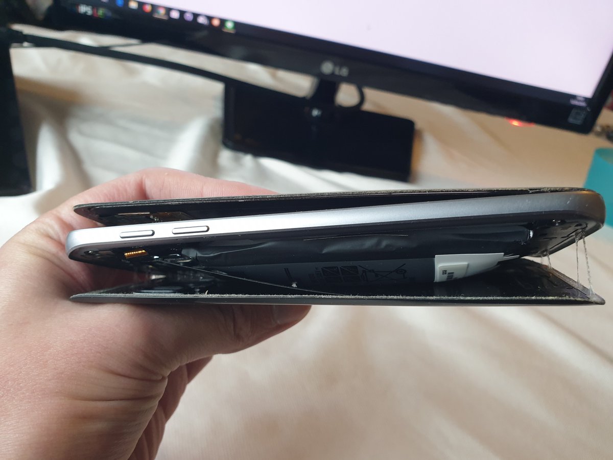 DamianWay's tweet photo. @SamsungUK @SamsungHelpUK pretty disappointed, contacted you a few days outside of warranty on my mobile because the battery was bulging (back was coming unstuck for a while), 6 months on my shelf and my phone is destroyed.... :( surely this isn't right? https://t.co/ogbWCgm9xj