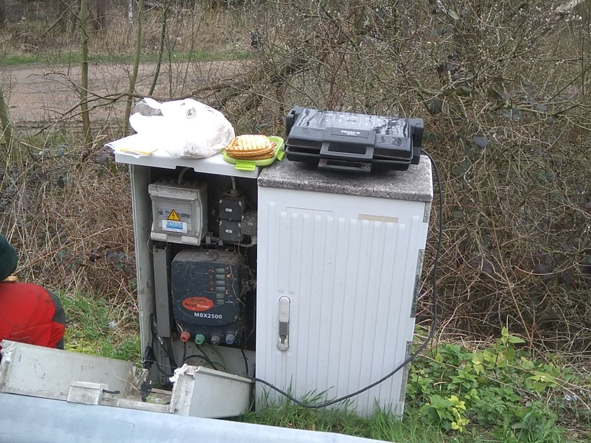 dirk_vanhoutte's tweet photo. Middagmaal op het terrein tijdens opruimen windval. Walenhoek https://t.co/jBeslP44FC