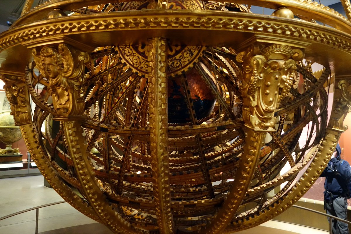 壺屋めり アントニオ サントゥッチ制作のこのアーミラリ天球儀 15 93年 も 当時の天文学的 地理学的知識が存分に詰め込まれた魅力的なオブジェだけれど こういうものを制作するということは すなわち 世界を掌握している という政治的メッセージ