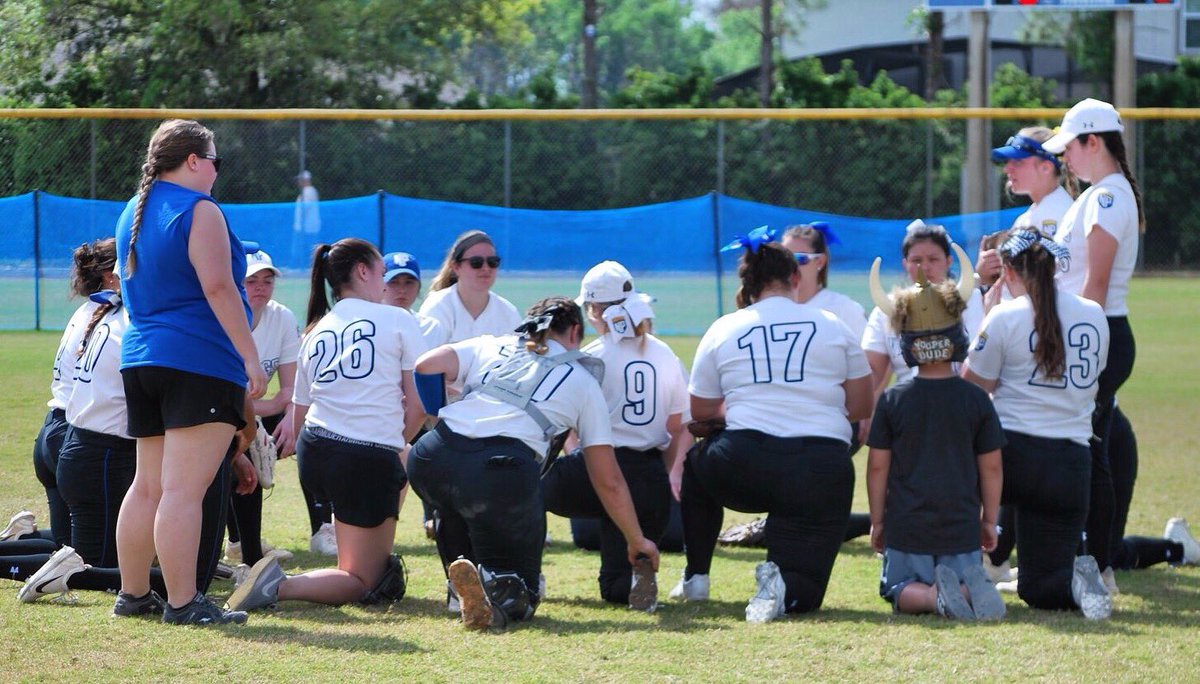 NPUSoftball's tweet image. WE’RE READYYYY #day3 #springgames #gameday