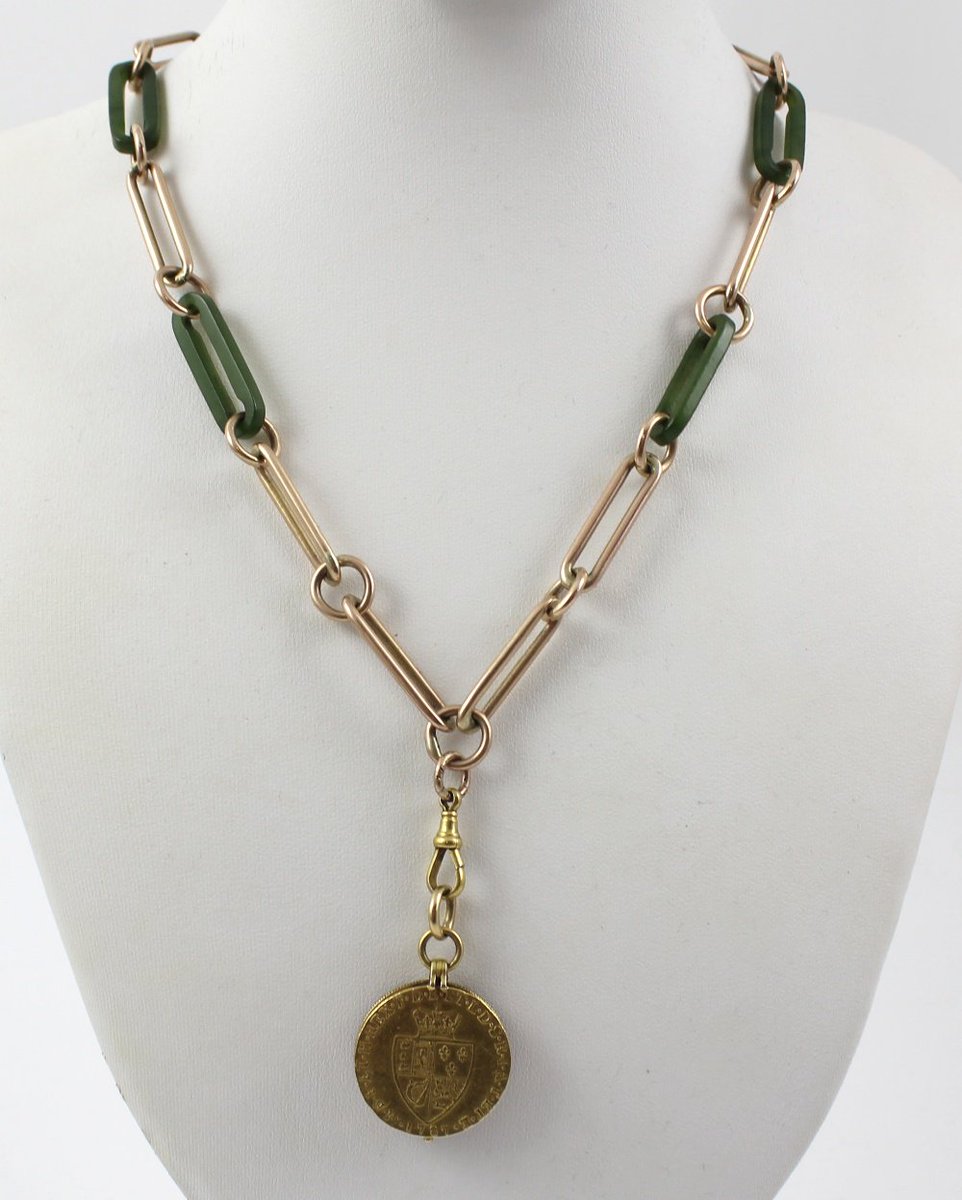 AFPAuctions's tweet photo. A 15ct gold and nephrite link fob chain with a fob with bloodstone to one side and a George III spade guinea dated 1787 and one other coin to the interior of the case, approx combined 61.2g

SOLD £900

@apauctioneers https://t.co/uQqMopx2sH