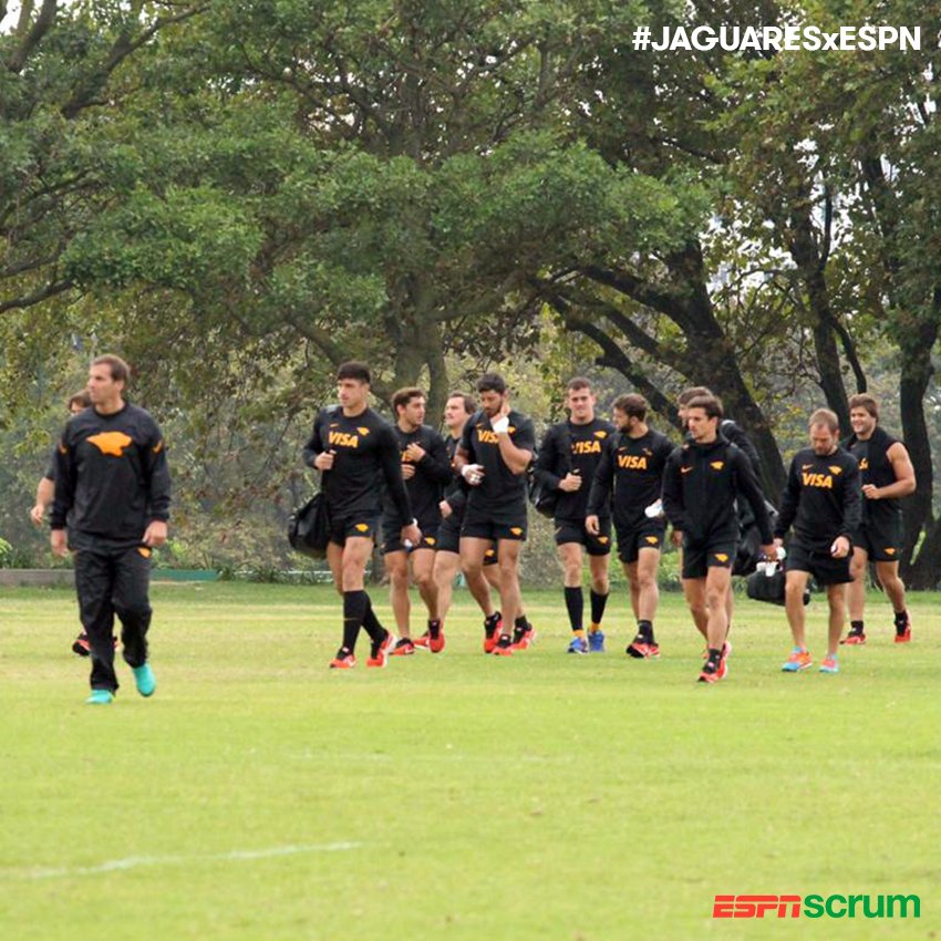 ScrumESPN's tweet photo. #JAGUARESxESPN El Head Coach, Gonzalo #Quesada, liderando el grupo en la llegada del plantel al South African College School.

RT si te gusta el ex jugador de #LosPumas. https://t.co/H9MWD83JRi