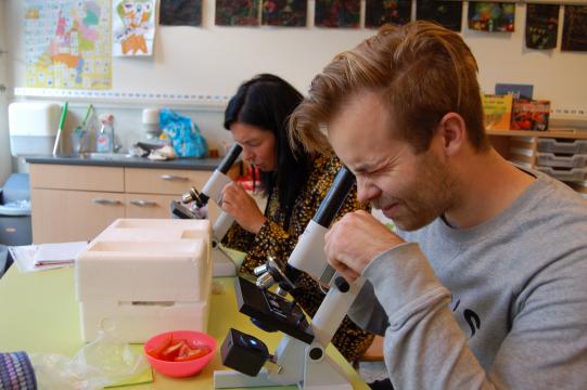 Op 16 april verzorgt <a href="/BiologiePlus/">Biologie Plus</a> een Microscopietraining bij <a href="/NMELiemers/">NME Liemers</a> voor leerkrachten in het basisonderwijs! Leer hoe een microscoop werkt, hoe je ze in de klas inzet en ga na afloop met 4 microscopen voor jouw school naar huis! Meer info: bit.ly/2CeS7kk
