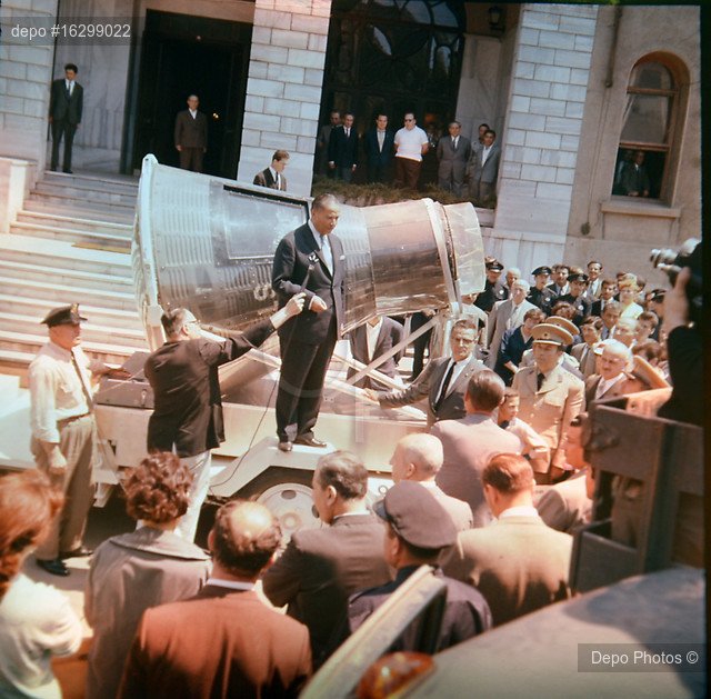 Yıl 1962...
ABD'li astronot John Glenn'in uzaydan dünyaya döndüğü kapsül Türkiye'ye getirildi.
Kapsülün geçtiği İstanbul'daki güzerhgaha 200 binin üzerinde insan akın etti. Halk kapsülü daha yakından görebilmek için  sergilendiği Spor ve Sergi Sarayı'nda uzun kuyruk oluşturdu.