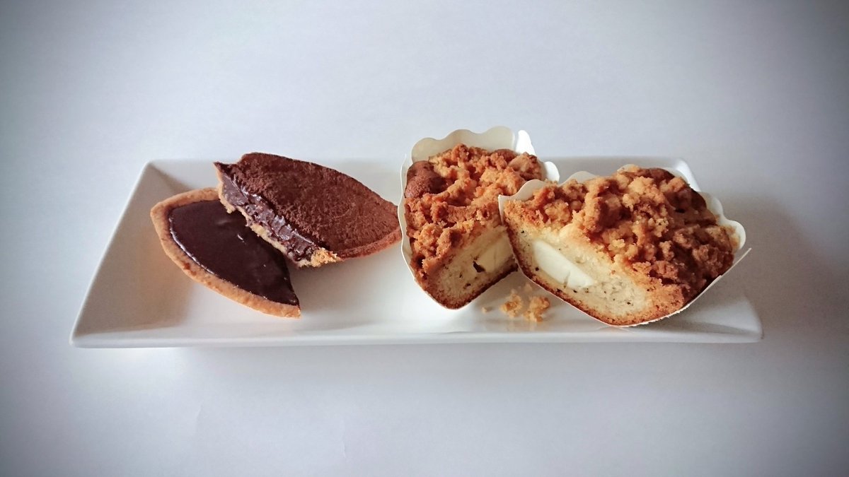 ASUKA74629362's tweet photo. ＊紅茶のクランブルケーキ

＊ガナッシュとプラリネのタルト

やっぱり焼き菓子は安定してるな～
最近クランブルにどハマりしてる、なんにでもかけちゃう、おいしい

#お菓子作り https://t.co/x0O8OMCSaz