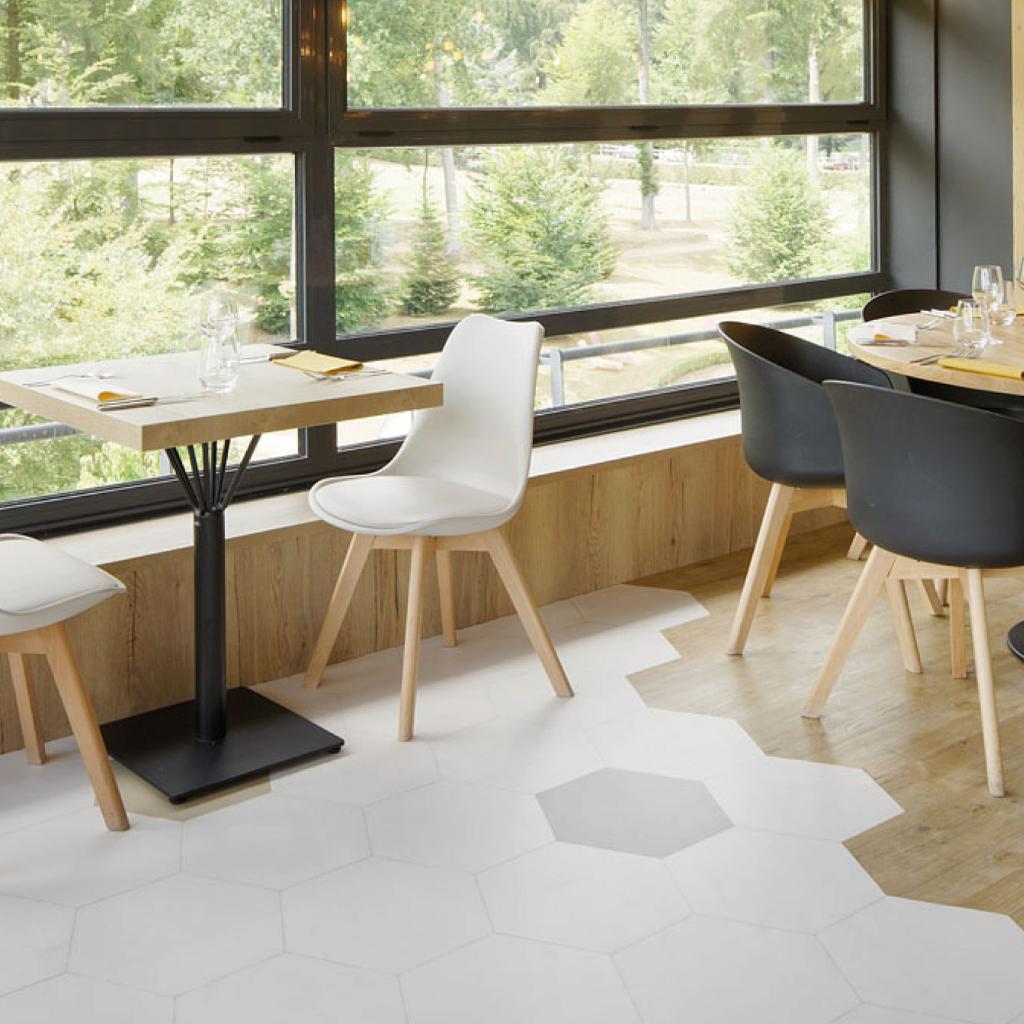 Nuestras colecciones de LVT ofrecen una diversidad de colores y diseños para combinar diferentes áreas en restaurantes. ¿Tiene algún proyecto hostelero en marcha? 
#diseño #proyectos #arquitectura #interior #design #decoracion #pavimentos #interiorismo #Tarkett #revestimientos