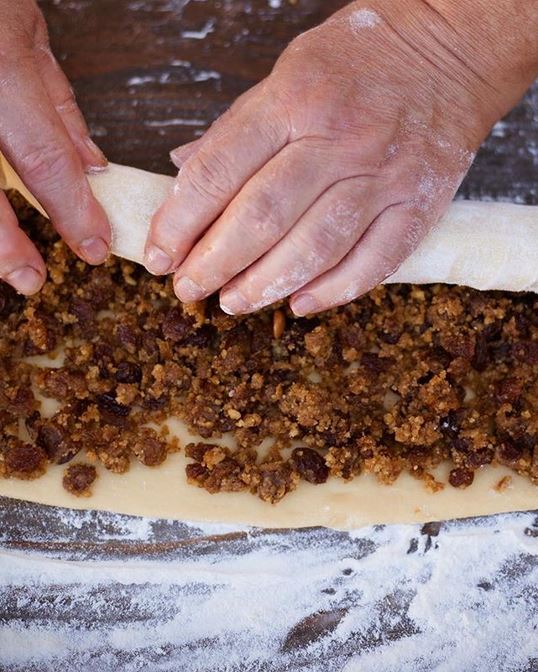VisitFVG's tweet photo. La Gubana è il simbolo della tradizione delle Valli del Natisone!❤️
Dalla forma a chiocciola, questo antico dolce racchiude al suo interno un ricco ripieno di noci, uvetta amaretti e pinoli tutti ingredienti naturali selezionati uno a uno! ;-)

ph. (IG) lagubanadellanonna https://t.co/BWEBn4YUeh