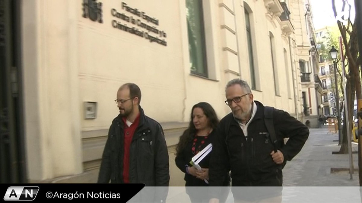 aragontv's tweet photo. . @PodemosAragon presenta una denuncia ante la Fiscalía Anticorrupción de #Madrid por la gestión de la depuración de aguas en #Aragón. La fomación considera que "han quedado probadas numerosas irregularidades en el plan aragonés" Ampliamos en #AN1 https://t.co/kIpcRcAnH1