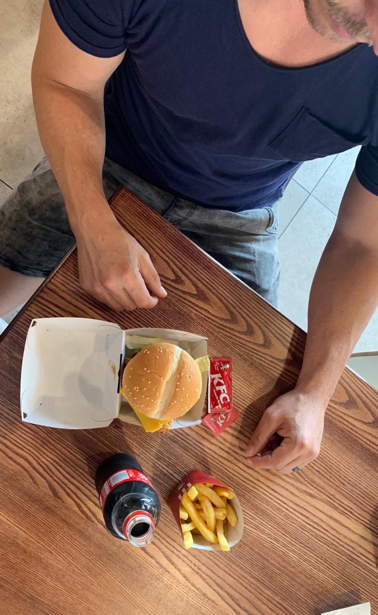 andrelotter's tweet photo. Taking me back to my youth. Enjoying the @KFCSA KFC Zinger Chutney burger. #nowtogether #kfc #mrsballschutney #getyours @OrchardOnTwo5 https://t.co/W0IZCFY5Ys