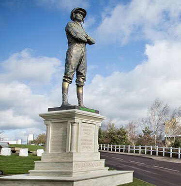 3/10 Hats off to <a href="/paddypower/">Paddy Power</a> who unveiled a 25ft statue of Rachael Blackmore <a href="/rachaelblackmor/">Rachael Blackmore</a> <a href="/CheltenhamRaces/">CheltenhamRacecourse</a> yesterday #FearlessJockey ‘some jockeys have big balls others are just great jockeys’ #SpiritofCheltenham #Top40WomeninRacing