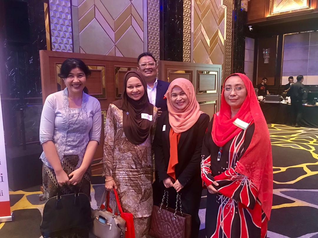 mokciknab's tweet photo. Sebenarnya ai nak ambik gambar dengan @AditRahim je, but happy to share space w these accomplished ladies: Bernama CEO Puan Nurini Kassim,  SC GM Alina Osman and Pharmaniaga Director Ida Marianna Abdul Rashid. #ASLI #MSFOF https://t.co/43CszBUgPf