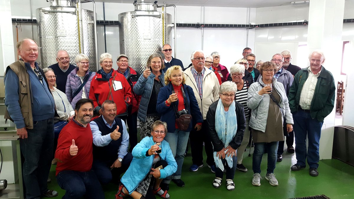 CervezasNazari's tweet photo. Esta semana pasada tuvimos una agradable visita de un grupo de nórdicos a #fábrica donde pudieron degustar nuestros distintos tipos de #cervezas elaboradas en #Granada.
Teléfono para #visitas en grupos: +958 760 230
#craftbeer #cervezaartesana #nazari #catacerveza #gourmet #beer https://t.co/PKWrxOZAr4