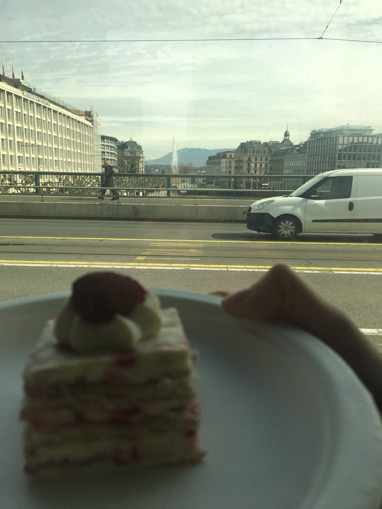 DrKriebel's tweet image. It’s not a #roadtrip in #Geneva without a picture with the Jet d’Eaux. #myweb30 #Web30 #myweb30birthdaycakeroadtrip