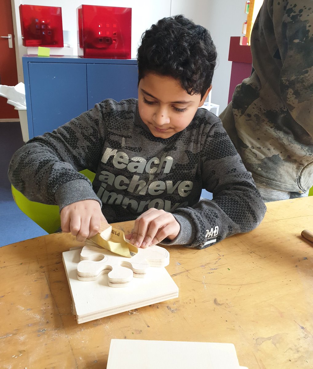 DeSpringstok's tweet photo. De leerlingen van groep 7 en 8 leren de komende periode (4 weken) meer over ambachten. Vandaag kregen zij les van een timmerman die hen vertelde over zijn vak en de leerlingen praktijkervaring liet opdoen.
#IMCbasis https://t.co/RPXaKBLuXK