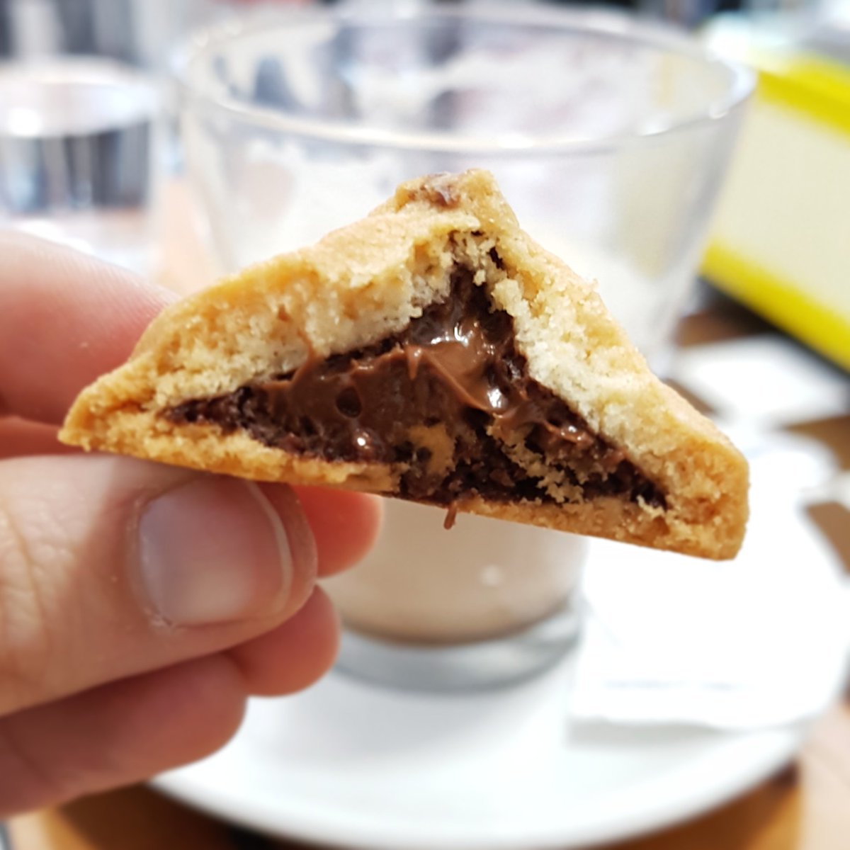 biscuitsgalicia's tweet photo. A media mañana un Chocobiscuits relleno de cremoso chocolate nos tapa ese agujerito hasta la hora de comer de una forma deliciosa 😄😄
#pequeñosplaceres #chocobiscuits https://t.co/CzqIL7aZy6