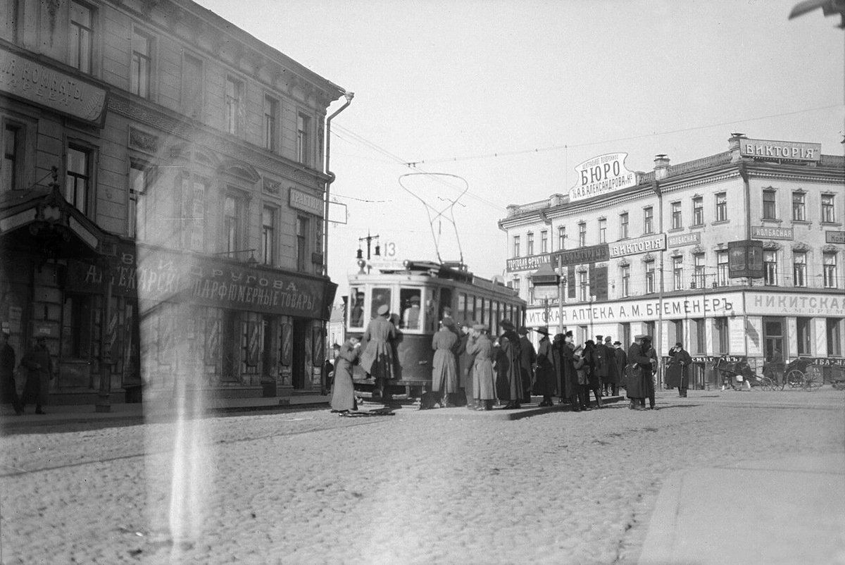 12 марта 1918 года — особая дата для нашего города. Именно в этот день столица была перенесена в Москву. Смотрите, как выглядела она в то время 

#москва #стараямосква 

Фотографии предоставлены Главархивом