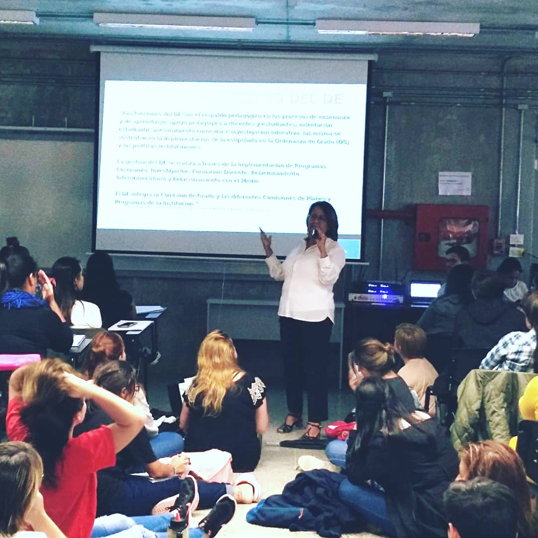 FdeE_Udelar's tweet photo. En clase de Orientación a la Universidad                                                           #G19 #Plan2016 #DepartamentoEducación #Fenf #Udelar https://t.co/05ynxzG69o