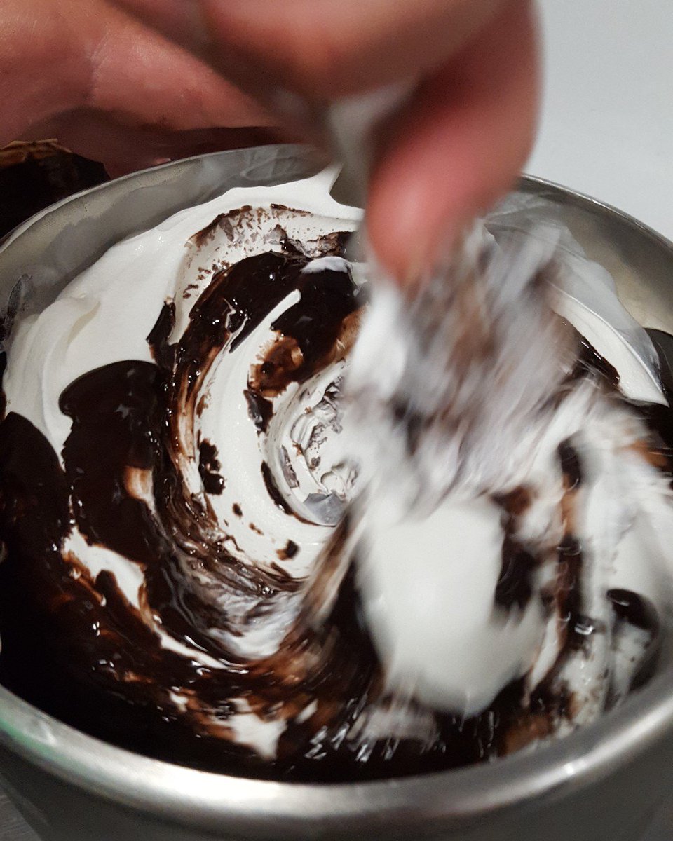 AromiCambridge's tweet photo. Stracciatella gelato in the making! Organic milk ✔️ Gluten free ✔️ Freshly handmade ✔️ Traditional slow-churning process ✔️
#aromigelato https://t.co/VFoLwrIc7O