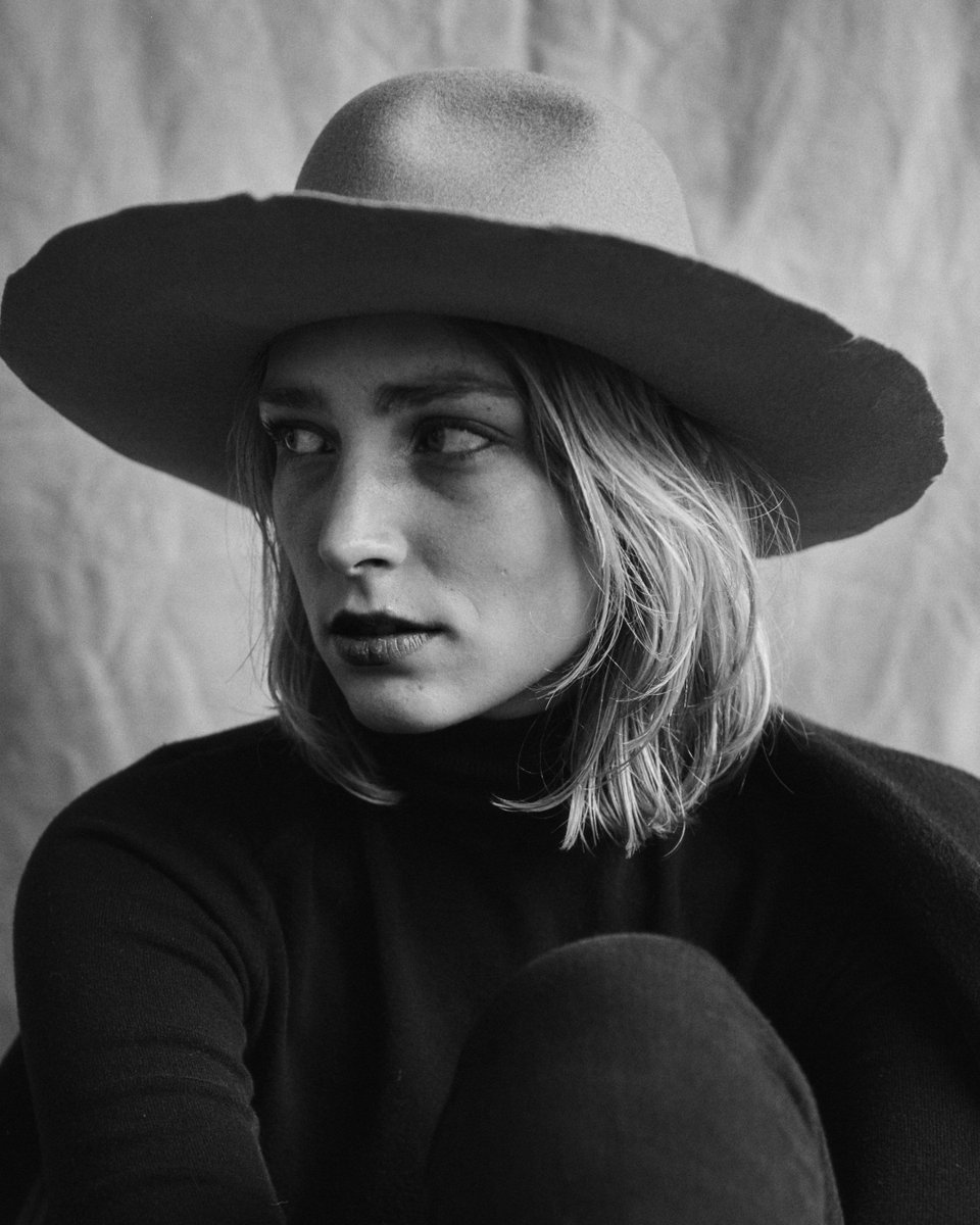 TFStories's tweet photo. Cultiver l'art du secret est le point fort de la CHAPELLERIE CLANDESTINE. Cette jeune marque développe un concept original autour du #chapeau. Découvrez sa philosophie dans l'ITW: https://t.co/krVYRdBDai https://t.co/2I9wUrMf1X
