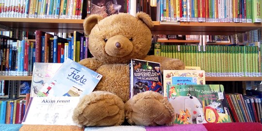 MRatschlag's tweet photo. Ab dem 25. März ist die #KurtTucholskyBibliothek wieder für alle  Interessierten geöffnet - Montag bis Donnerstag 12.30-18.00, direkt über dem Stadtschloss Treff. https://t.co/lDOSzLVP67