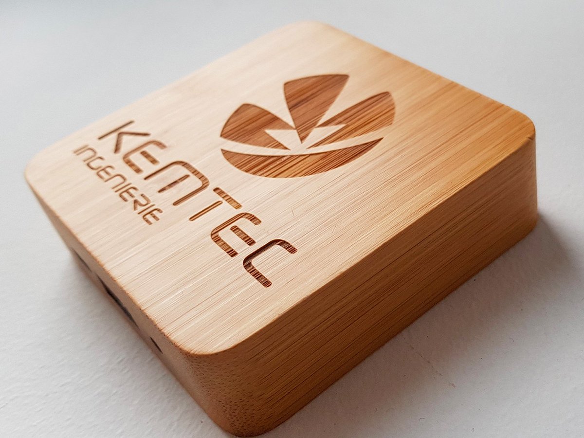 #Goodies #Powerbank personnalisé au logo de l'entreprise en finition gravée sur bois, chargeur sans fil pour smartphone tablette #cadeauentreprise #objetpersonnalisé #agencegraphique #agenceprint #agencecreative #communicationentreprise #printagency #creaticeagency #designagency