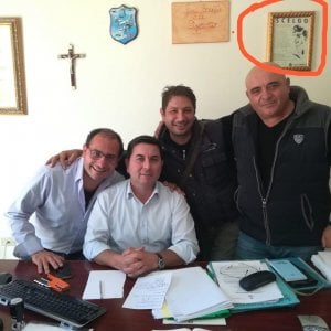 zazoomnews's tweet image. Sindaco di paesino del Reggino espone il manifesto nazista al posto del ritratto del presidente della Repubblica - #Sindaco #paesino #Reggino #espone zazoom.info/ultime-news/52…