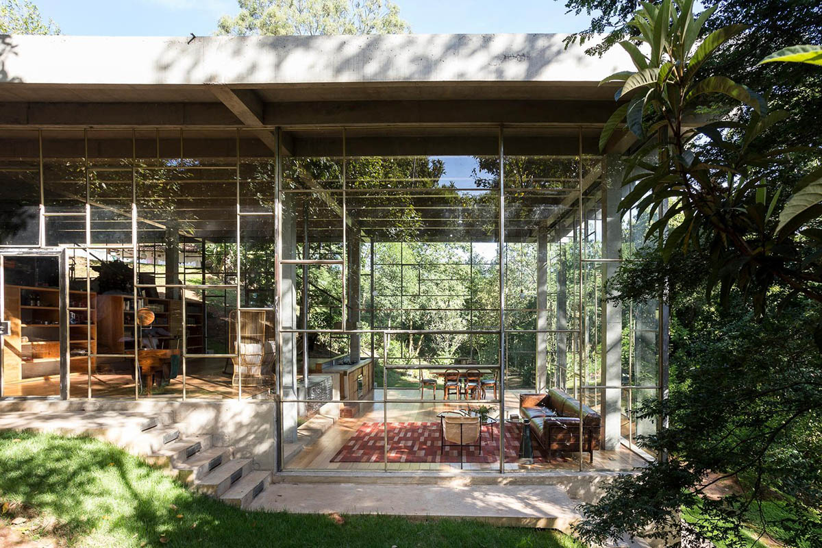 WACommunity's tweet photo. Two bold concrete platforms define this transparent library house by Atelier Branco Arquitetura: https://t.co/fEesMyT5JT #brazil #architecture https://t.co/aFnoAYXBoA