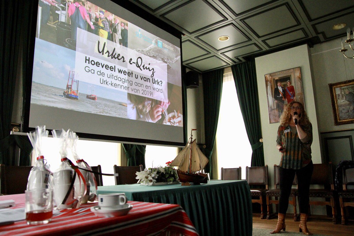 En we hebben een nieuwe Urk-kenner van het jaar: <a href="/LubvdBerg/">Lub van den Berg</a>, hartelijk gefeliciteerd met deze eervolle titel!😊 #Toerismebijeenkomst #2019 #UrkerEquiz #samenwerken