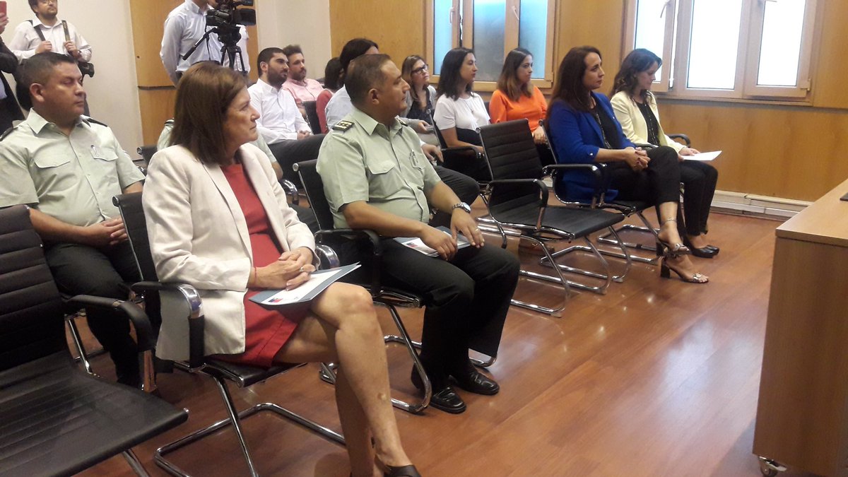 MinjuDDHH's tweet photo. #EnPautaMinjuddhh
Ministro @HernanLarrainF participa junto a la subsecretaria de DD.HH @LoreRecabarrenS en la firma de los convenios de colaboración y trabajo de la Subsecretaría de Derechos Humanos con @Sename_gobierno
Y @Gendarmeria_CL https://t.co/AyebPzCrJW