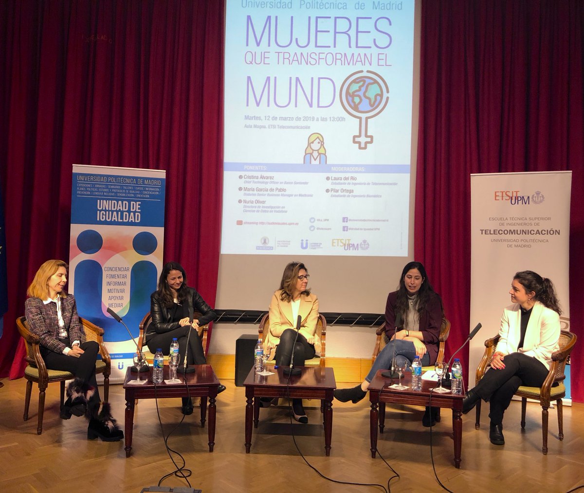 La_UPM's tweet photo. #Mujeres que transforman del mundo.  En @telecoupm charlando con las ingenieras de Telecomunicación Nuria Oliver de @vodafone_es @nuriaoliver, Cristina Álvarez de @bancosantander, María García de Pablo de @MedtronicES y las estudiantes Laura Del Río y Pilar Ortega #somosUPM https://t.co/5R1c2SPI7I