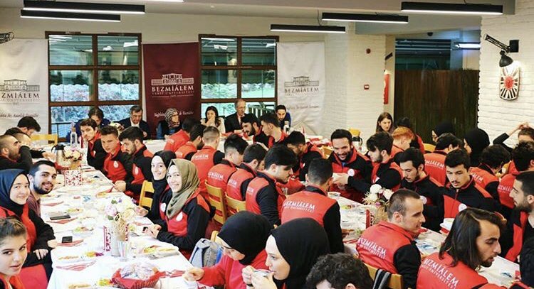 Bezmialem Geleneksel Okçuluk Takımı olarak Okul yönetimimizin tüm takım sporcularımıza motivasyon amacıyla düzenlediği yemeğe katılım gösterdik. İhtiyaçlarımızı arz edip şimdiye kadarki tüm destekleri için teşekkür ettik. Bezmia(i)lem 🏹