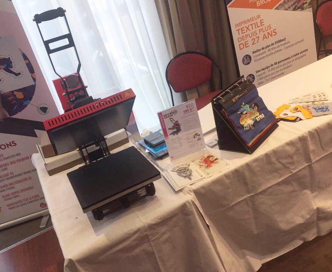TransfertPress's tweet photo. Rejoignez-nous aujourd’hui jusqu’à 17 heures au Novotel de Clermont-Ferrand pour le roadshow TopGift !
On vous attend nombreux à l’adresse suivante :
33/34 rue Georges Besse - Le Brézet 63100 Clermont Ferrand !
#transfert #serigraphie #serigraphietextile #personnalisationtextile https://t.co/BmAiIpfNVv