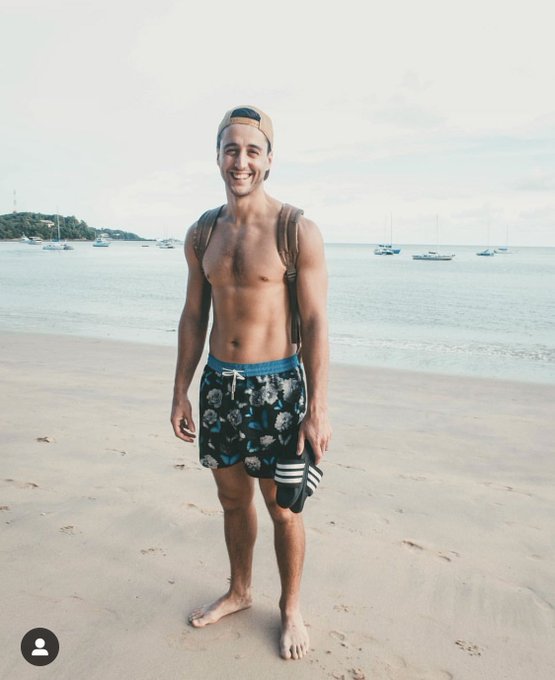 Mmmmmmm those feet https://t.co/h1QXArzdMt